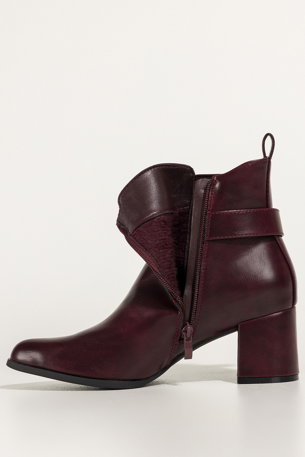 Bordowe botki damskie na szerokim słupku guma w cholewce pasek ze złotą ozdobą Carla 4160