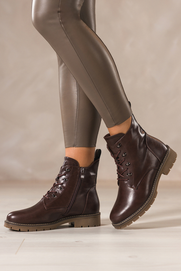 Czekoladowe botki damskie z ozdobami na niskim bieżnikowanym obcasie sznurowane Casu QO2489-6