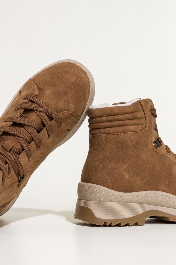 Camelowe botki damskie na bieżnikowanej elastycznej platformie sznurowane Casu 1911-6