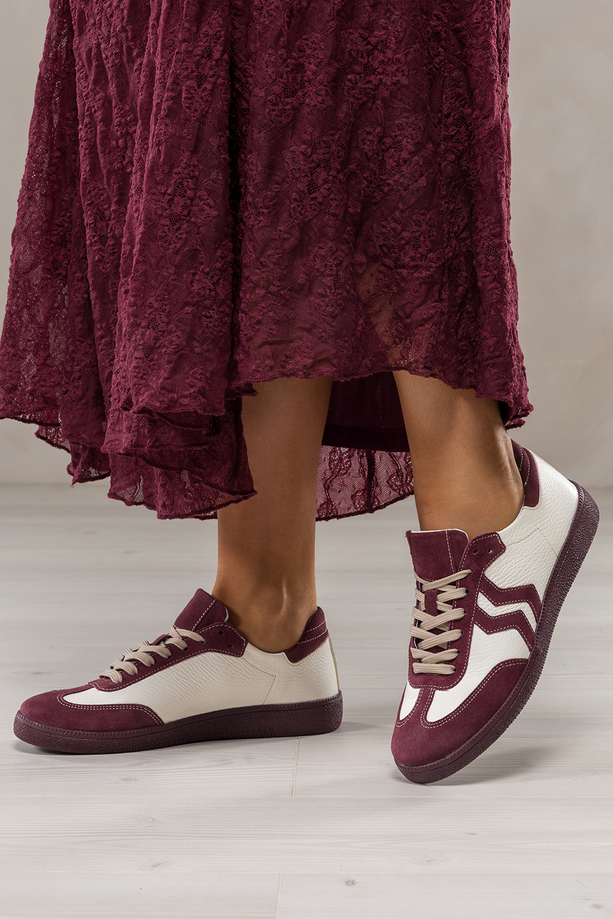 Beżowe sneakersy skórzane damskie buty sportowe na elastycznej płaskiej podeszwie z bordowymi wstawkami sznurowane PRODUKT POLSKI Casu N1236