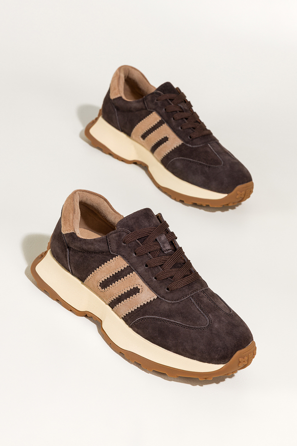 Czekoladowe sneakersy skórzane damskie buty sportowe na bieżnikowanej kremowej platformie beżowe wstawki sznurowane Carla TW-OC8921