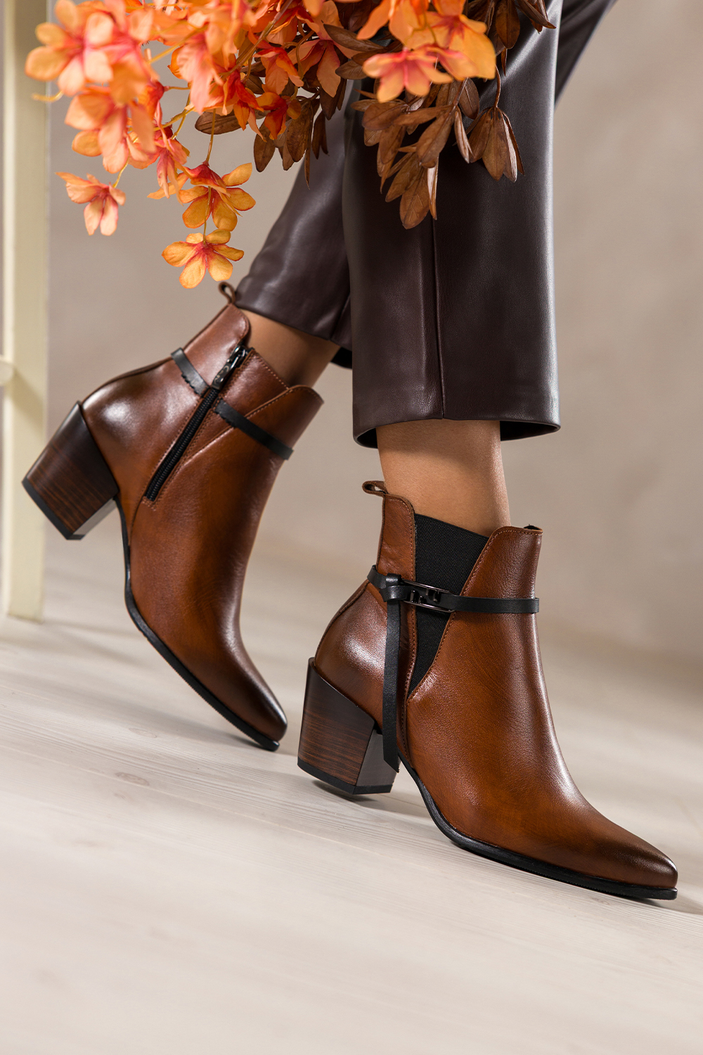 Brązowe botki skórzane damskie kowbojki na ściętym klocku guma w cholewce pasek ze stalową ozdobą P