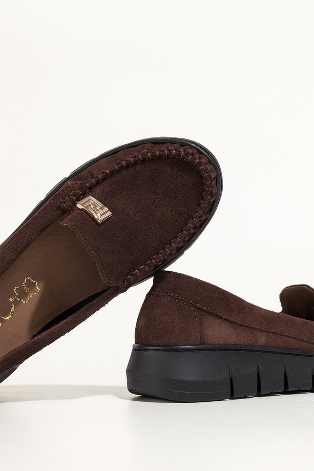 Czekoladowe mokasyny skórzane zamszowe damskie na elastycznej platformie ze złotą ozdobą PRODUKT POLSKI Casu 89832
