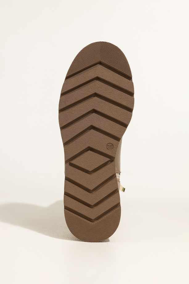 Ciemnobeżowe botki skórzane damskie na bieżnikowanej platformie guma w cholewce stalowa ozdoba PRODUKT POLSKI Casu 39501