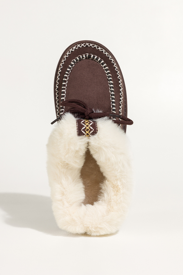 Czekoladowe kapcie damskie z futerkiem na bieżnikowanej platformie ozdobne przeszycia sznurówka Casu 0944