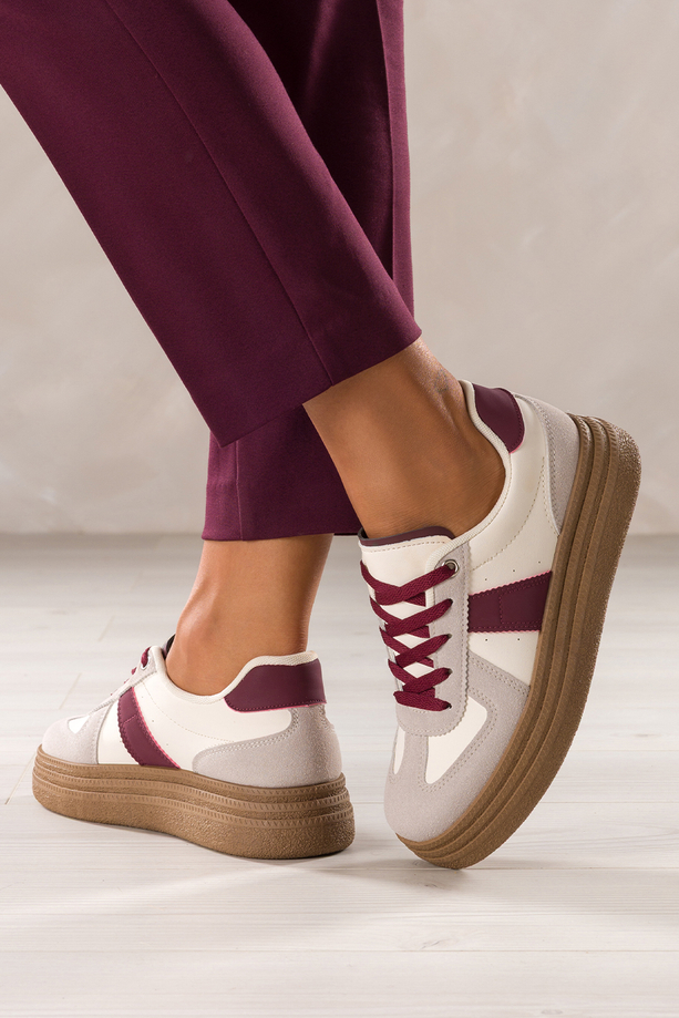 Beżowe sneakersy damskie buty sportowe na beżowej platformie bordowe wstawki sznurowane Carla YO464