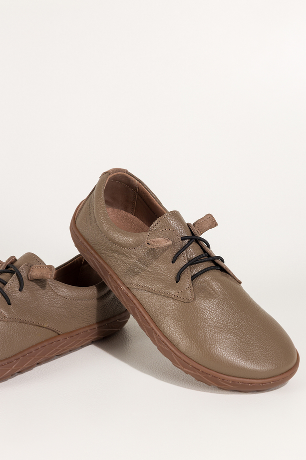Ciemnobeżowe buty barefoot skórzane damskie szerokie na elastycznej płaskiej podeszwie elastyczne czarne sznurówki PRODUKT POLSKI Casu 89810