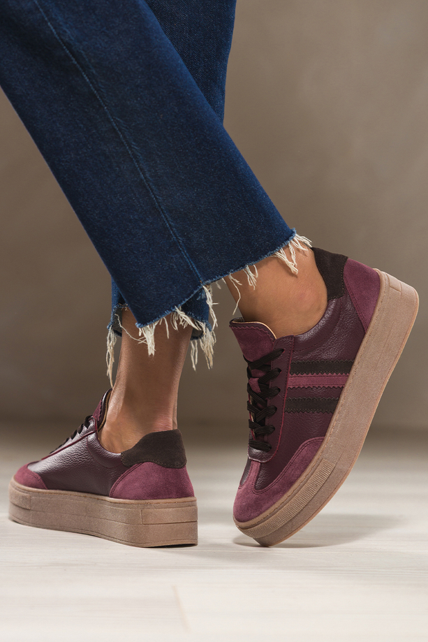 Bordowe sneakersy skórzane damskie buty sportowe na bezowej platformie czekoladowe wstawki sznurowane PRODUKT POLSKI Casu M8765