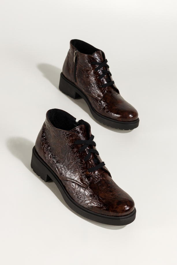 Brązowe botki skórzane damskie lakierowane z wzorem sznurowane PRODUKT POLSKI Casu 444