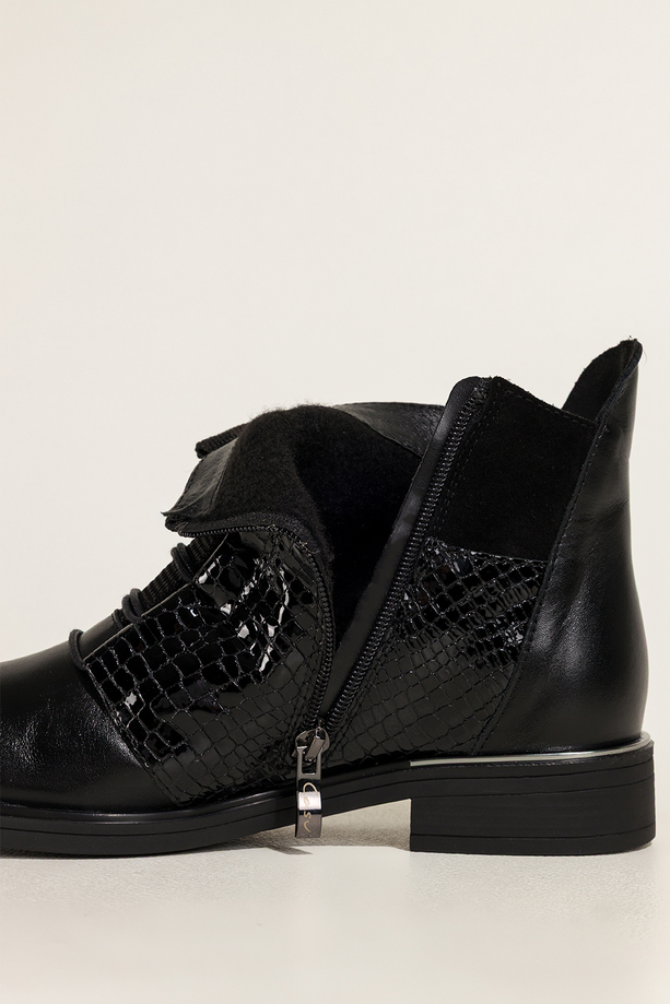 Czarne botki skórzane damskie płaskie wstawki lakierowane z wzorem wężowym sznurowane PRODUKT POLSKI Casu 39476