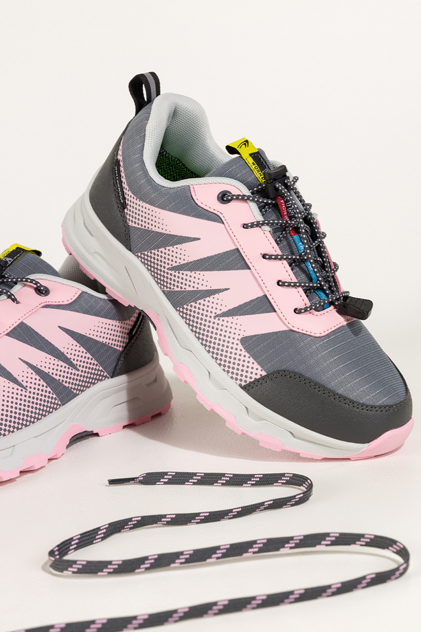 Szare buty sportowe trekkingowe damskie wodoodporne na żłobionej podeszwie z regulowaną elastyczną sznurówką różowe wstawki Casu 7590-2D
