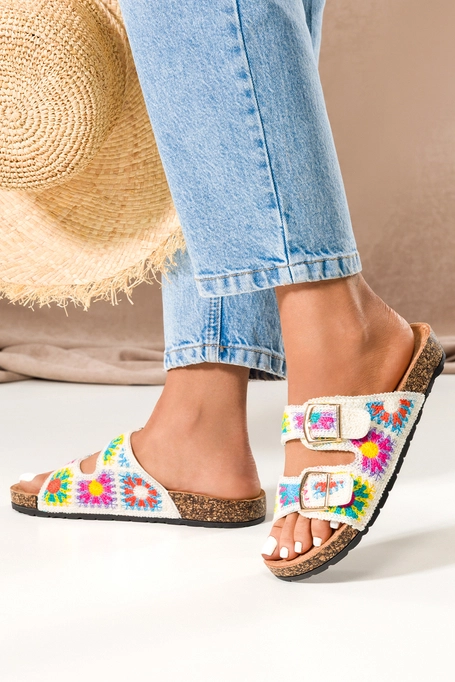 Kremowe klapki damskie haftowane kolorowe kwiaty paski ze złotymi klamrami profilowana korkowa podeszwa Carla 2431-2