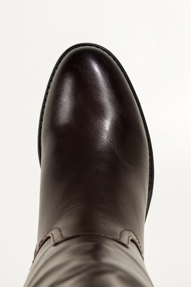 Czekoladowe kozaki damskie na niskim obcasie szeroka cholewka przed kolano Casu 31668