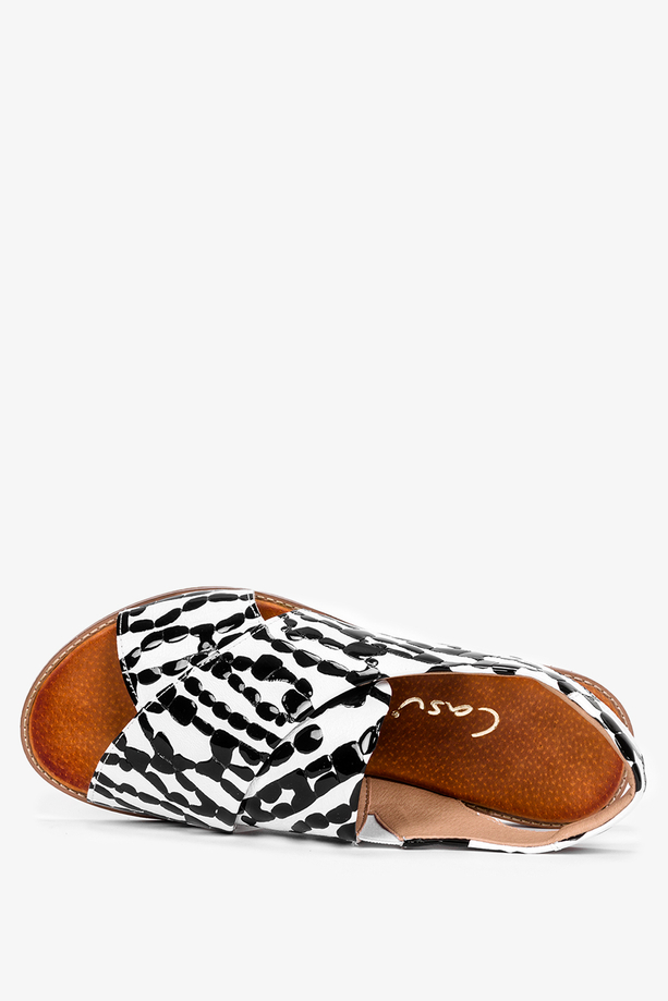 Białe sandały płaskie lakierowane z paskami na krzyż polska skóra Casu 3012-0