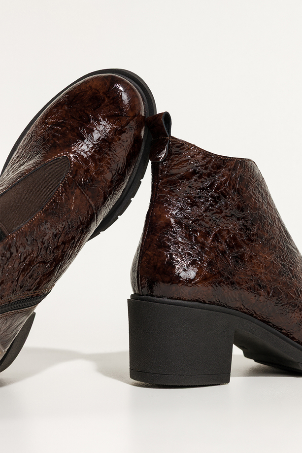 Brązowe botki skórzane damskie lakierowane z wzorem obcas klocek szeroka elastyczna guma na przodzie PRODUKT POLSKI Casu 376