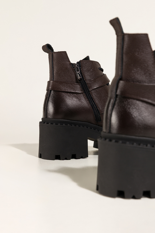 Czekoladowe botki skórzane damskie workery na bieżnikowanej platformie w cholewce guma pasek ze stalową ozdobą sznurowane PRODUKT POLSKI Casu 39442