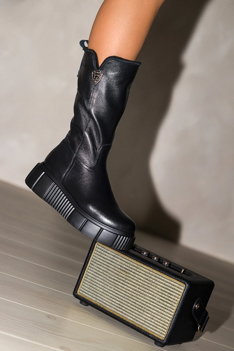 Czarne kozaki skórzane damskie przed kolano na żłobionej platformie wycięta cholewka stalowa ozdoba PRODUKT POLSKI Casu 29878