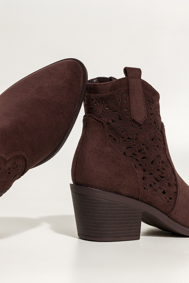 Czekoladowe botki damskie kowbojki ścięty obcas klocek ażurowa cholewka Carla S7477-3