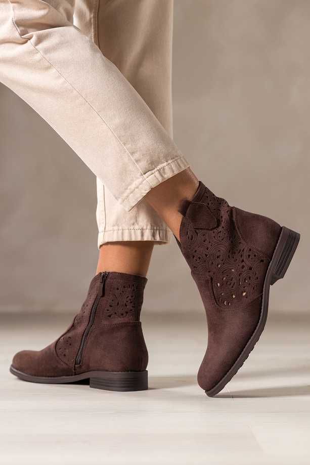 Czekoladowe botki damskie płaskie ażurowa cholewka Carla S7476-3