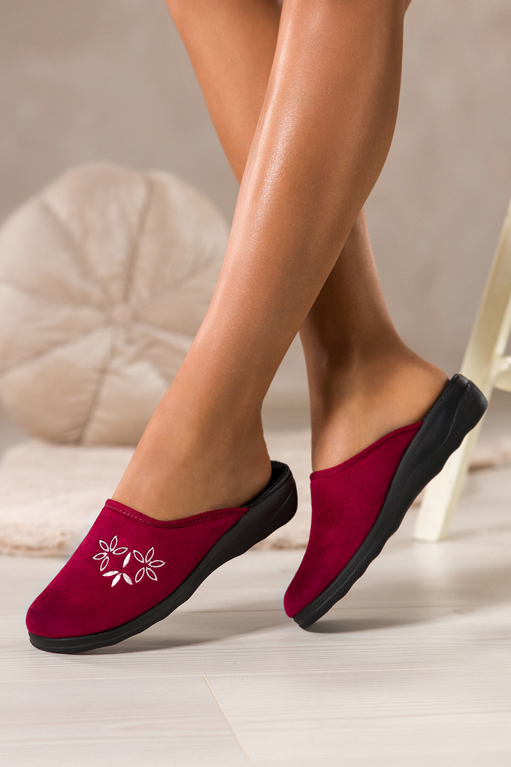 Bordowe kapcie damskie Inblu obuwie domowe z haftowanymi kwiatami XF99994S
