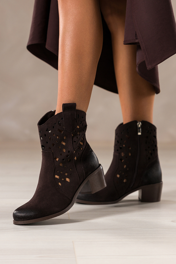 Czekoladowe botki skórzane damskie kowbojki ażurowe na ściętym obcasie wycięta cholewka PRODUKT POLSKI Casu 6605-7