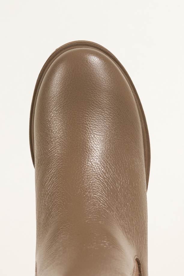 Ciemnobeżowe botki skórzane damskie na bieżnikowanej platformie guma w cholewce stalowa ozdoba PRODUKT POLSKI Casu 39501