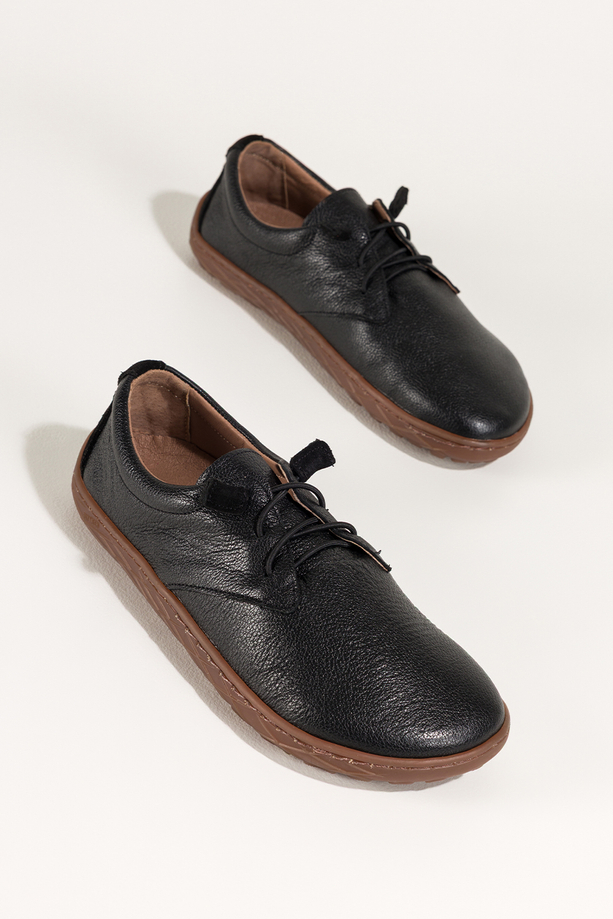 Czarne buty barefoot skórzane damskie szerokie na elastycznej płaskiej podeszwie elastyczne czarne sznurówki PRODUKT POLSKI Casu 89810