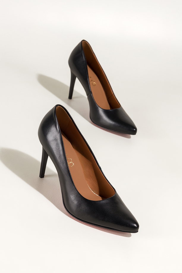 Czarne szpilki skórzane damskie z czerwoną podeszwą PRODUKT POLSKI Casu 7720-899