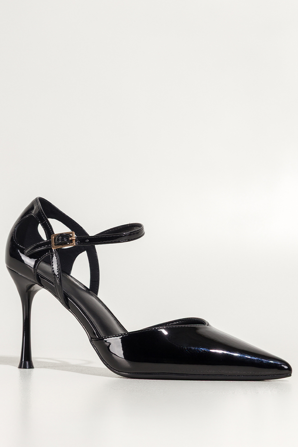 Czarne czółenka damskie szpilki lakierowane z paskiem wycięcia na cholewce Carla OV849