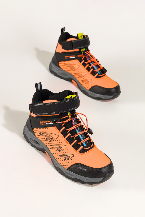 Pomarańczowe buty trekkingowe damskie na bieżnikowanej podeszwie z regulowaną elastyczną sznurówką czarne wstawki softshell Casu 7689-4D