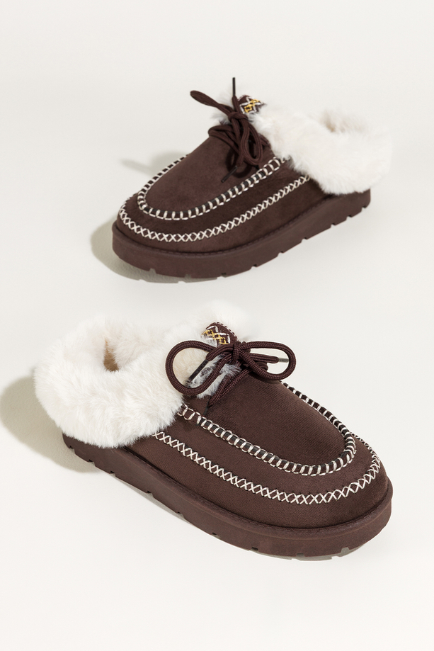 Czekoladowe kapcie damskie z futerkiem na bieżnikowanej platformie ozdobne przeszycia sznurówka Casu 0944