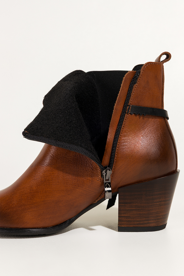 Brązowe botki skórzane damskie kowbojki na ściętym klocku guma w cholewce pasek ze stalową ozdobą PRODUKT POLSKI Casu 39435