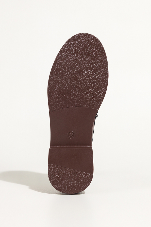 Brązowe mokasyny damskie półbuty na niskim obcasie złota ozdoba Carla V882