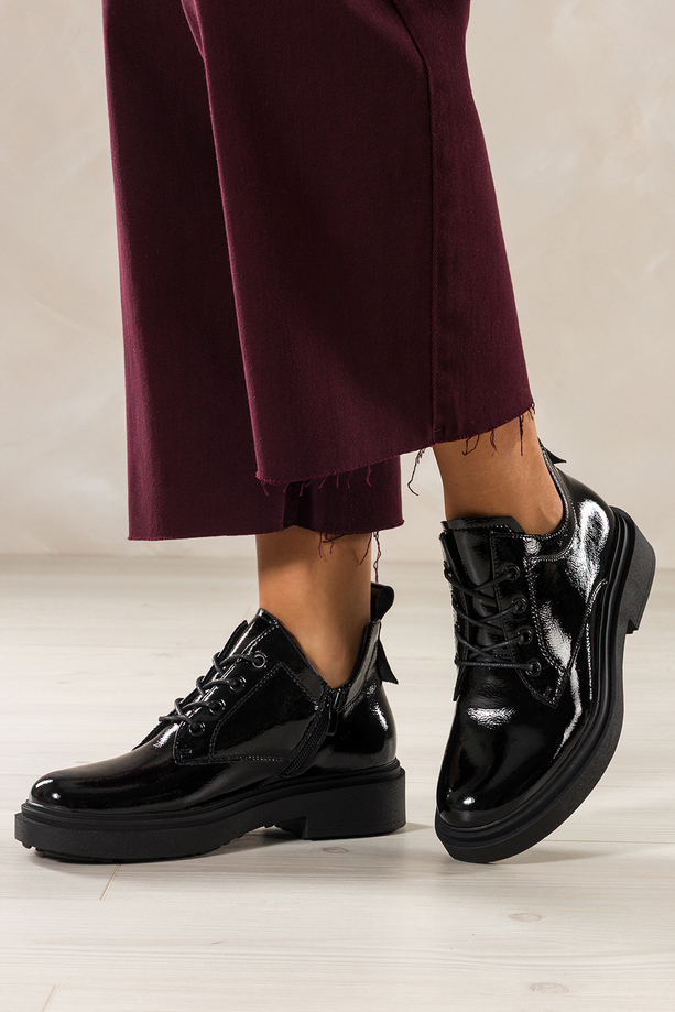 Czarne botki skórzane damskie lakierowane Sergio Leone na bieżnikowanej platformie wycięta cholewka sznurowane YG74242-H