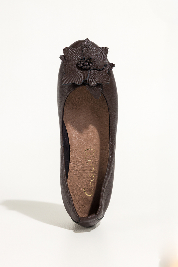 Czekoladowe baleriny skórzane damskie z kwiatem PRODUKT POLSKI Casu 89801