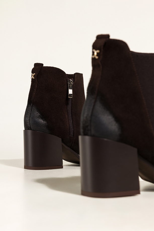 Czekoladowe botki skórzane damskie na szerokim słupku guma w cholewce ozdoba z cyrkoniami PRODUKT POLSKI Casu 8864