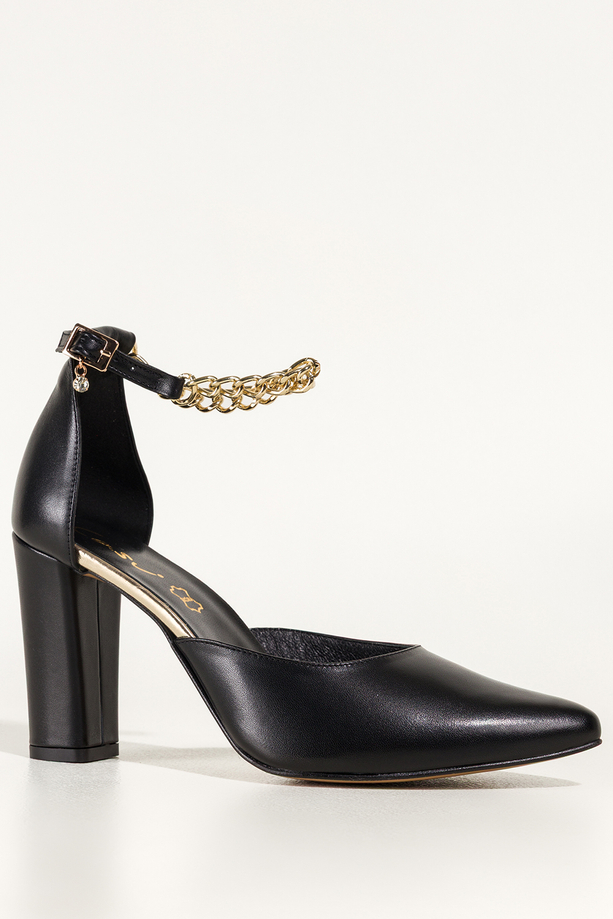 Czarne czółenka skórzane damskie na słupku ze złotym łańcuszkiem wokół kostki PRODUKT POLSKI Casu 7552-899