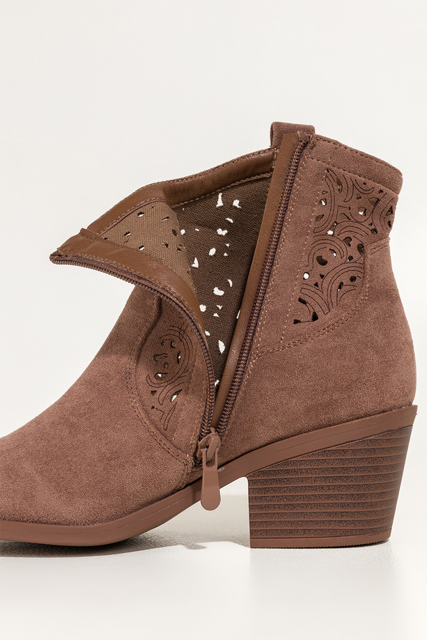Brązowe botki damskie kowbojki ścięty obcas klocek ażurowa cholewka Carla S7477-6