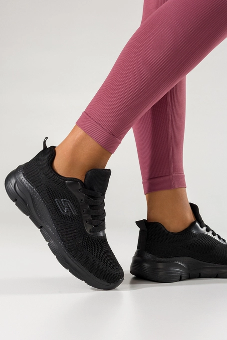 Czarne sneakersy damskie buty sportowe na fitness z perforacją czarna platforma sznurowane Casu JK9321-1