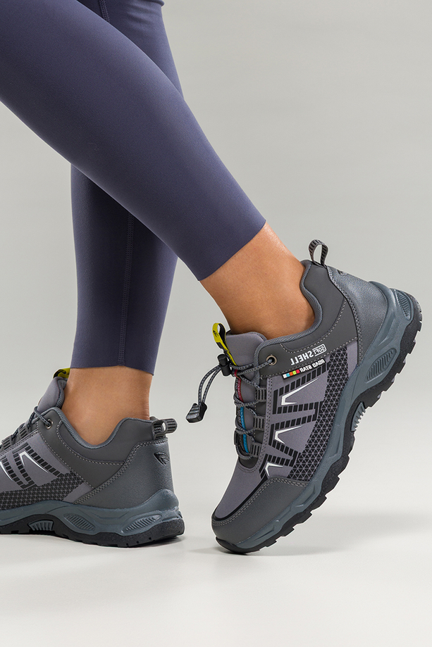 Szare buty trekkingowe damskie buty sportowe na bieżnikowanej podeszwie z regulowaną elastyczną sznurówką białe wstawki softshell Casu 2213-2W