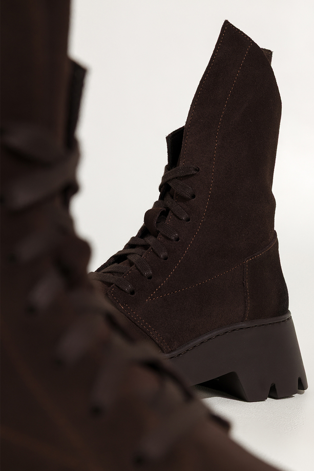 Czekoladowe botki skórzane damskie workery na bieżnikowanej platformie geometrycznie wycięta cholewka sznurowane PRODUKT POLSKI Casu 023