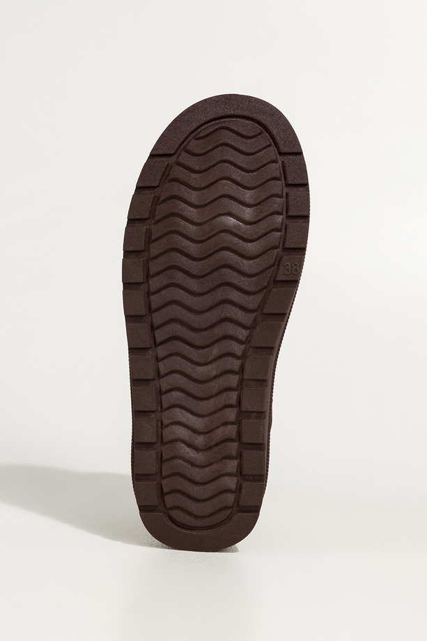 Czekoladowe śniegowce mukluki damskie na żłobionej platformie Casu 0836