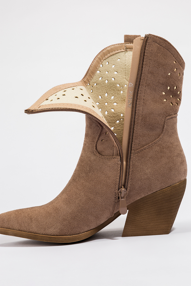 Beżowe botki damskie kowbojki ażurowe na szerokim ściętym klocku Casu JW25X7-K