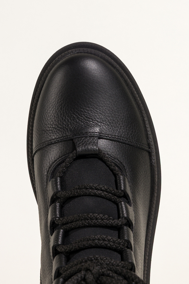 Czarne botki skórzane damskie na bieżnikowanej podeszwie sznurowane PRODUKT POLSKI Casu A099