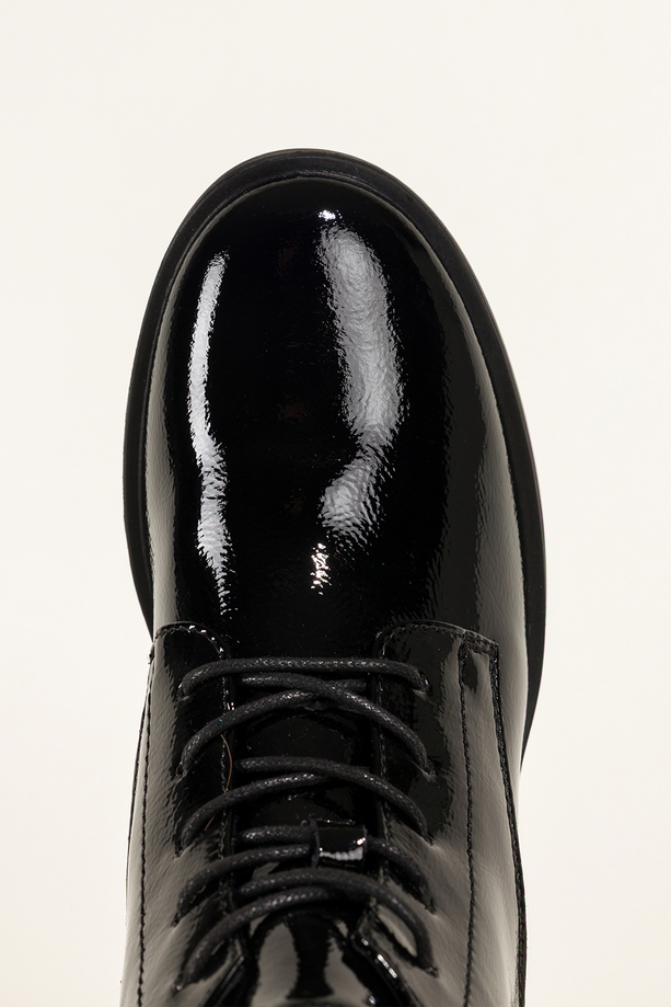 Czarne botki skórzane damskie lakierowane Sergio Leone na szerokim klocku wycięta cholewka sznurowane YG74560-H