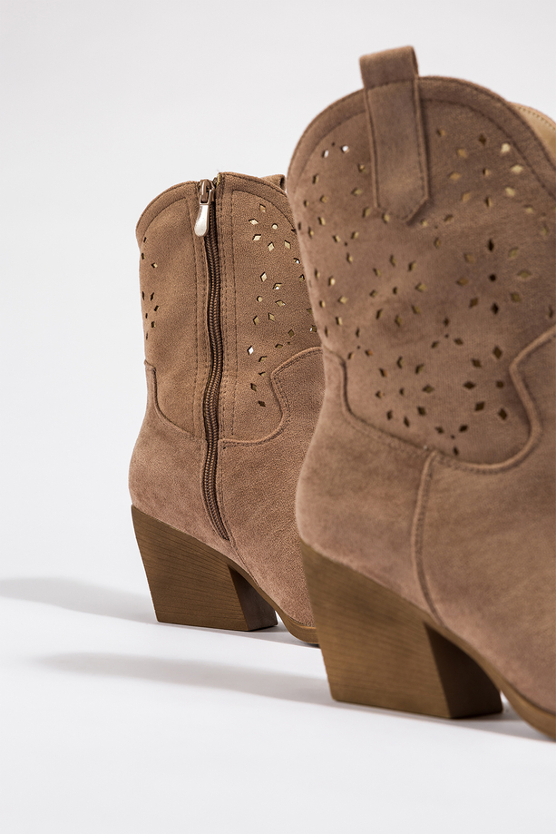 Beżowe botki damskie kowbojki ażurowe na szerokim ściętym klocku Casu JW25X7-K