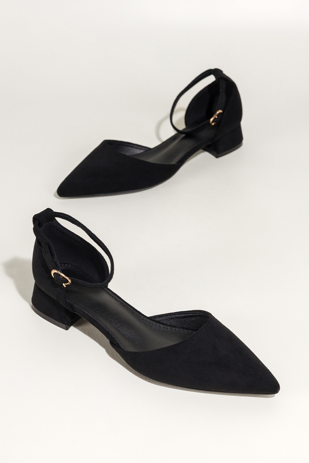 Czarne baleriny damskie z zamszu ekologicznego na niskim obcasie zakryta pięta pasek wokół kostki Carla W-8711