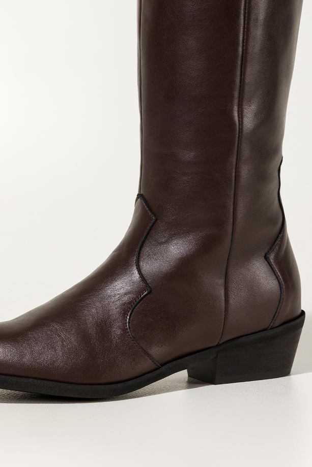 Czekoladowe kozaki skórzane damskie kowbojki do połowy łydki ścięty obcas wycięta cholewka z ozdobnymi paskami PRODUKT POLSKI Casu 6938-704