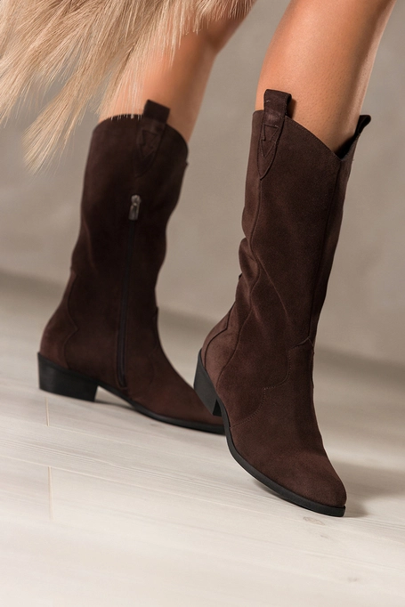 Czekoladowe kozaki skórzane damskie kowbojki zamszowe do połowy łydki ścięty obcas wycięta cholewka z ozdobnymi paskami PRODUKT POLSKI Casu 6938-496