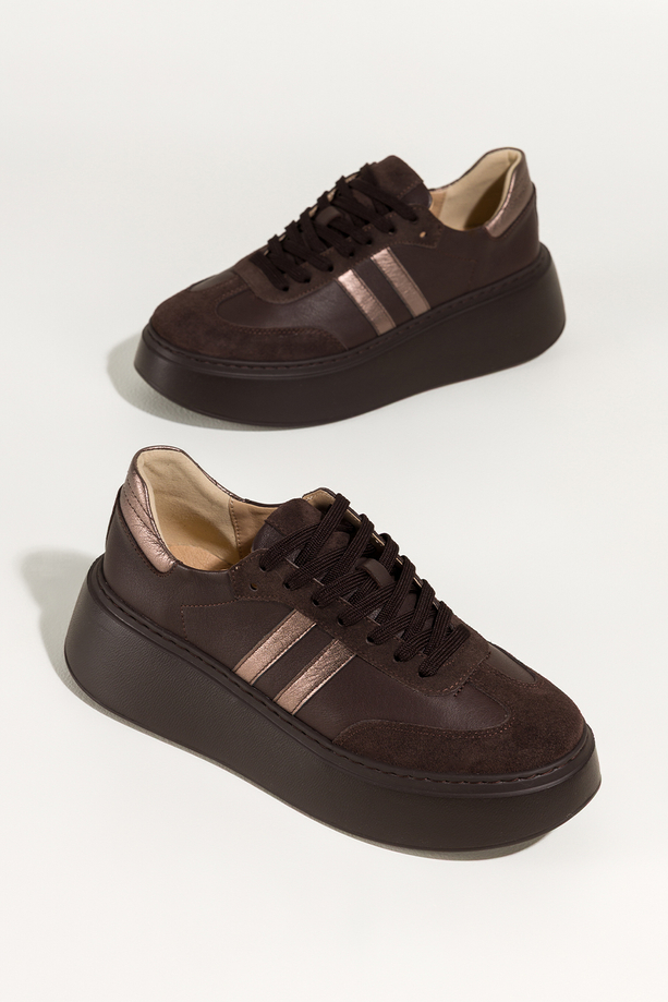 Czekoladowe sneakersy skórzane damskie buty sportowe na platformie z miedzianymi wstawkami sznurowane PRODUKT POLSKI Casu M8931H89